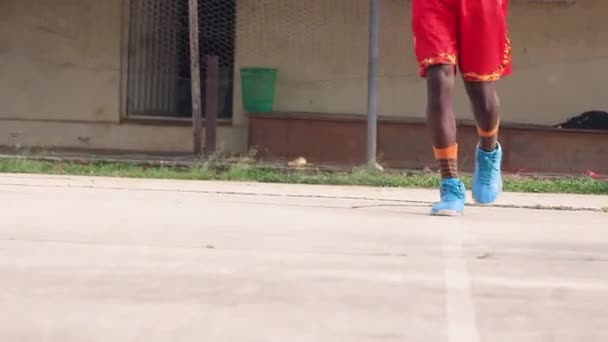 Zwarte Jongens Speelt Basketbal Baan — Stockvideo