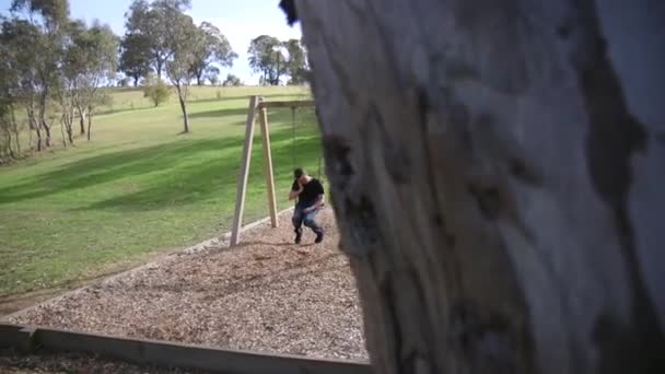 Homem Senta Balanço Parque Falando Telefone — Vídeo de Stock
