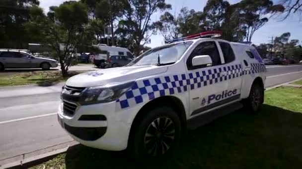 Carro Polícia Australiana Estacionado Lado Estrada Enquanto Câmera Move Torno — Vídeo de Stock