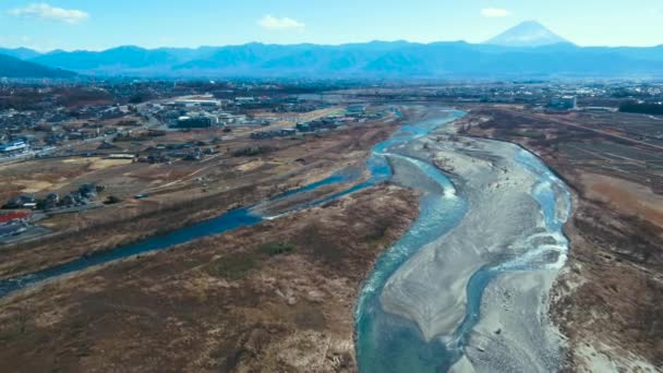 Movimiento Shot Mostrando Río Montañas Hermoso Paisaje Con Pequeño Pueblo — Vídeos de Stock