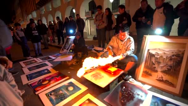 Cuenca エクアドル 2018年6月2日 スプレーペイントアーティスト スローモーション 2人のアーティストそれぞれがペイントを乾かすために火を使用 — ストック動画