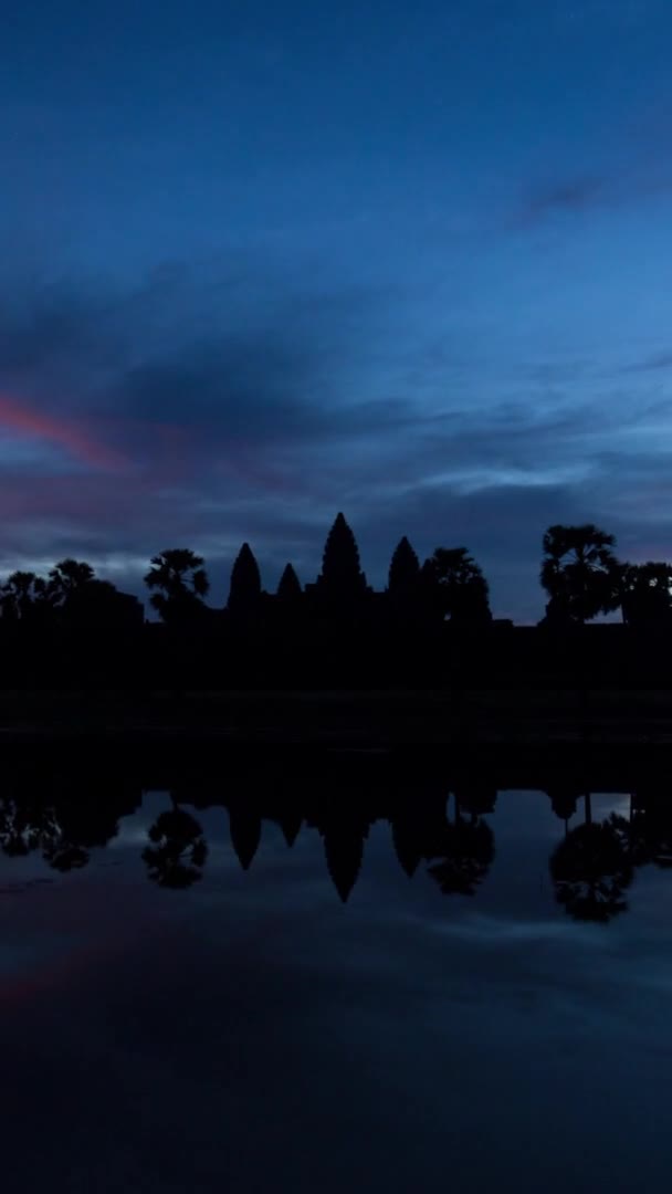 Angkor Wat Sonnenaufgangsreflexion Vertikale Filmaufnahmen — Stockvideo