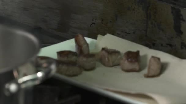 Geschmortes Rindfleisch Aus Dem Topf Auf Ein Tablett Entfernen — Stockvideo