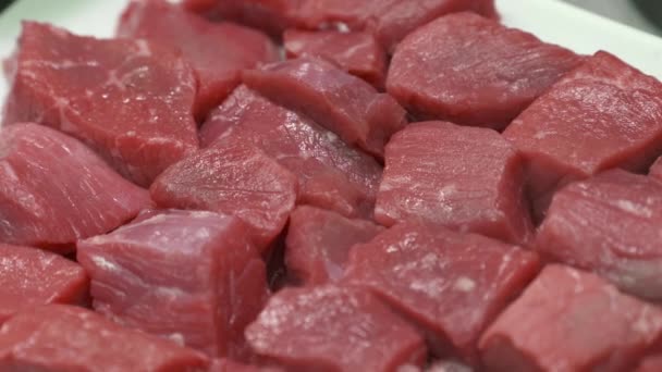 Carne Está Lista Para Guiso Carne Res Perfectamente Cortada Cubitos — Vídeo de stock