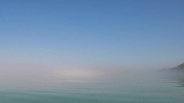 Caiaque Lago Cristalino Nevoeiro — Vídeo de Stock