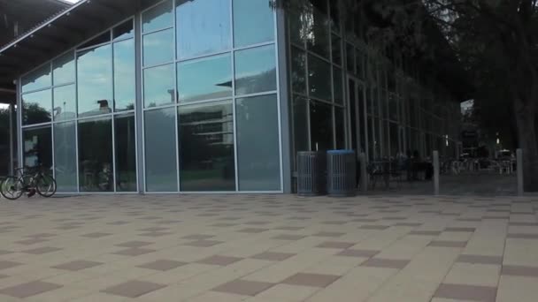 Cam Bir Binanın Eğik Görüntüsü — Stok video