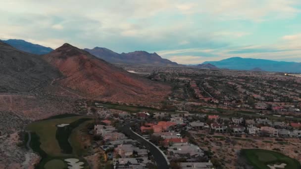 拉斯维加斯红岩乡村俱乐部住宅区高尔夫球场向上运动的无人驾驶飞机镜头 — 图库视频影像