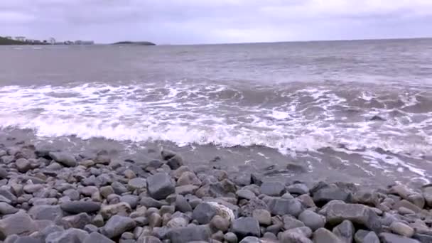 Golven Crashen Een Kiezelstrand Wales — Stockvideo