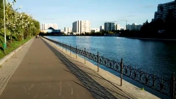 Promenade Bord Lac Dans Quartier Chertanovo Moscou Lac Est Calme — Video