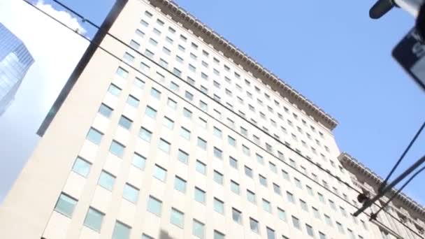 Ein Kippschuss Von Einem Gebäude Der Innenstadt Von Houston — Stockvideo
