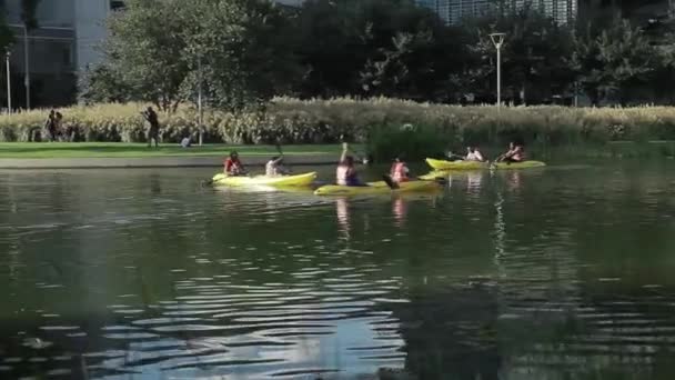 Некоторые Люди Плавают Байдарках Маленьком Пруду — стоковое видео