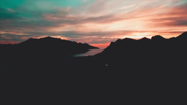 Pôr Sol Topo Uma Montanha Com Uma Bela Vista Ashfjord — Vídeo de Stock