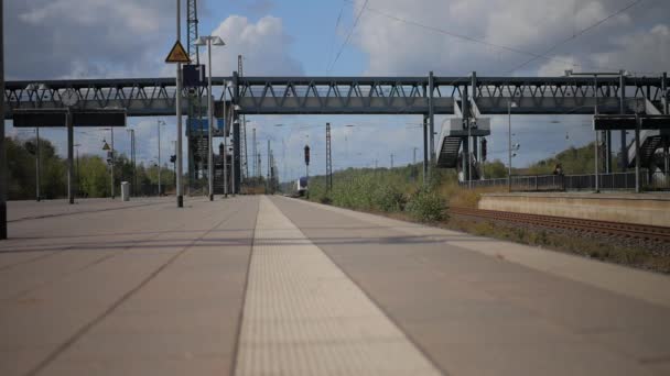 Blauer Zug Fährt Bahnhof Ein — Stockvideo