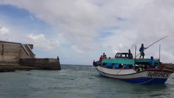 Passenger Boat Exiting Harbor Batanes Philippines — Stock Video