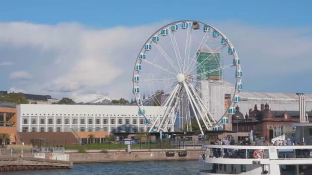 Een Schip Een Oceaan Met Een Achtbaan Uitzicht — Stockvideo