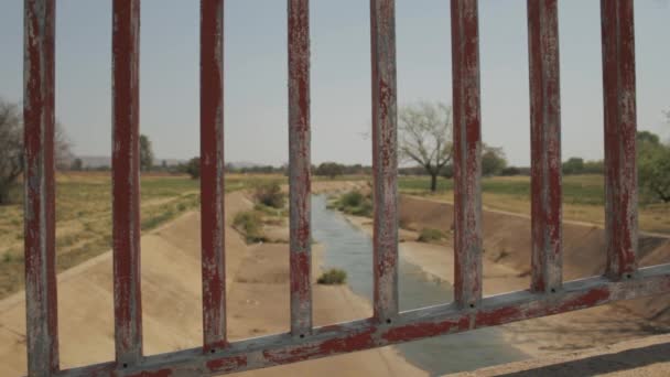 Vista Attraverso Ringhiera Mano Ponte Pedonale Canale Acqua Piovana Con — Video Stock