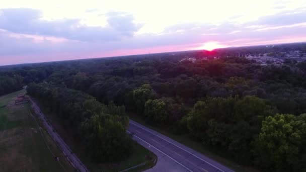 素晴らしい晴れた日にミシガン州デトロイトの公園で日没のドローンショット — ストック動画