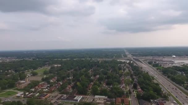 Zdjęcie Drona Detroit Michigan Dzielnicy Mieszkalnej Mnóstwem Drzew Pochmurny Dzień — Wideo stockowe
