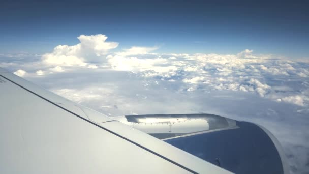 Flug Über Den Wolken Bord Eines Flugzeugs Mit Teilsicht Auf — Stockvideo