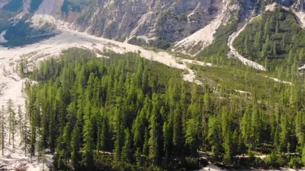 Drone Câmera Lenta Aérea Girando Acima Lago Braies Itália Com — Vídeo de Stock