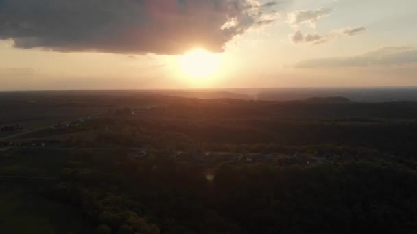 Gün Batımında Kırsal Alandaki Engin Yeşil Manzaranın Güzel Hava Aracı — Stok video