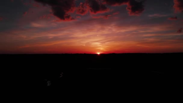 Lebendiger Roter Und Orangefarbener Sonnenuntergang Durch Drohnenaufnahmen Über Wildem Gelände — Stockvideo