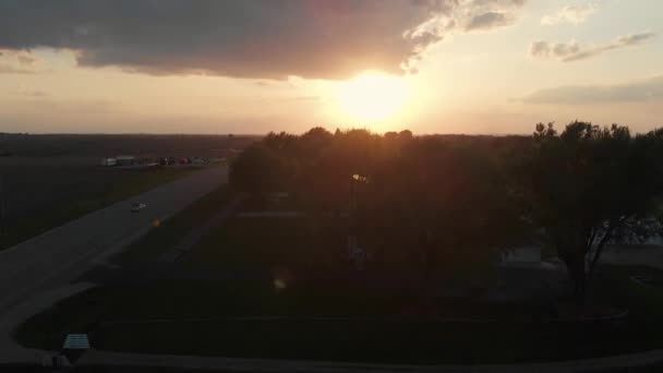 日没時に田舎の広大な緑の風景の美しい航空機のドローン映像 — ストック動画