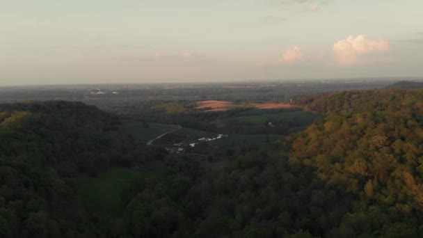 Schöne Drohnenaufnahmen Aus Der Luft Von Einer Weiten Grünen Landschaft — Stockvideo