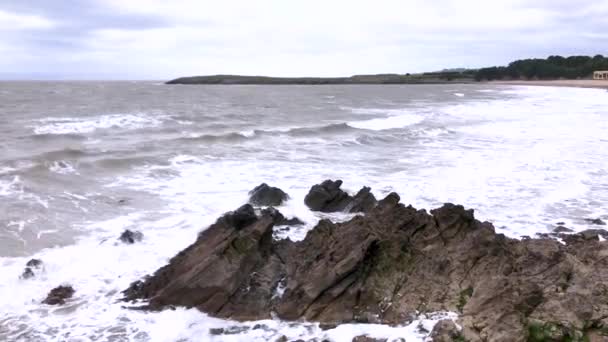 Agua Blanca Golpeando Rocas Una Playa Galesa — Vídeos de Stock