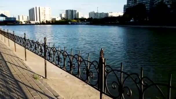 Promenade Bord Lac Dans Quartier Chertanovo Moscou Lac Est Calme — Video