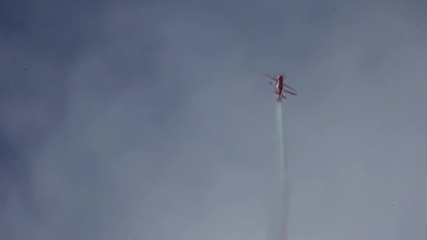 Kızıl Uçak Şaşırmış Seyircilerin Üzerinde Ustaca Manevralar Yapıyor — Stok video