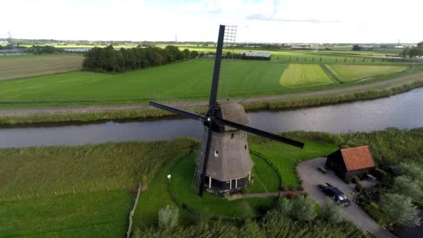 Volando Lejos Del Molino Viento Dique — Vídeo de stock