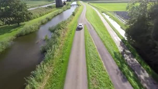 Samochód Jadący Nad Groblą Której Następuje Dron — Wideo stockowe