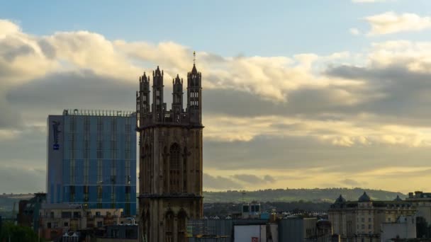 Высокий Современный Отель Традиционная Английская Церковь Над Городским Ландшафтом Великобритания — стоковое видео