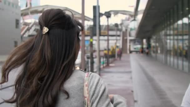 美しいアジアの女性の後ろからスローモーションで歩く — ストック動画