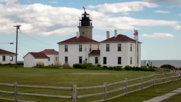 Hiperlapso Farol Com Edifícios Brancos Campo Dia Brilhante Ensolarado — Vídeo de Stock