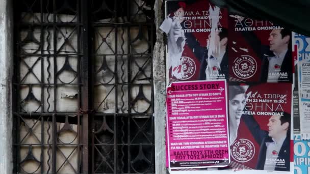 シリアギリシャアテネでの欧州議会選挙中に放棄された建物の横に政党のポスター — ストック動画