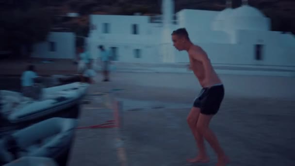 Ein Junger Mann Taucht Einem Steg Der Nähe Eines Griechischen — Stockvideo