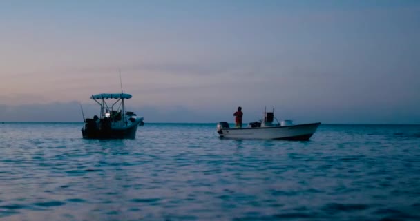 Άντρες Βάρκες Ετοιμάζονται Για Δουλειά Στον Ωκεανό — Αρχείο Βίντεο