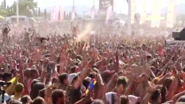 大規模なコンサート中に音楽のビートに腕を振って大規模でカラフルな群衆 — ストック動画