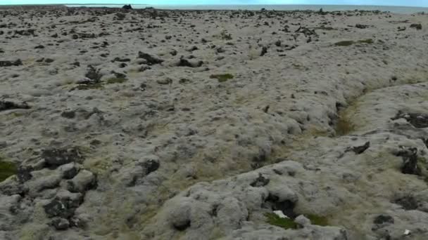 Slider Schot Naar Beneden Kijken Naar Lava Ingediend Kantelen Kust — Stockvideo