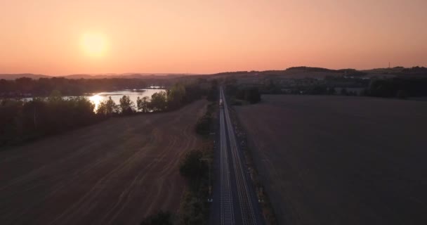日落时分 美丽的飞机飞越了火车轨道 — 图库视频影像