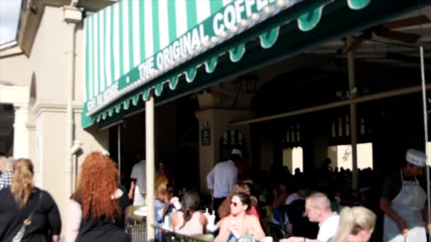 Vrouwen Lopen Naar Cafe Monde Het Historische New Orleans Slow — Stockvideo