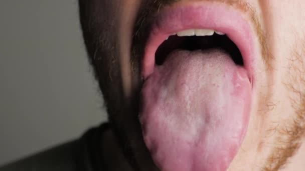 舌を男性の舌で覆い — ストック動画