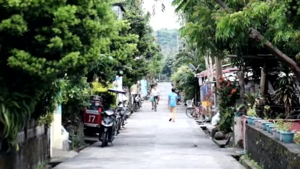 Routine Matinale Local Sur Une Route Serrée Dans Province Batanes — Video