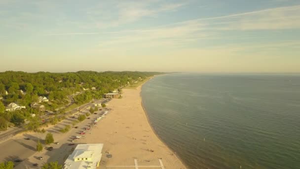 Drone Panning Disparó Sobre Una Gran Playa Camping Que Encuentra — Vídeos de Stock