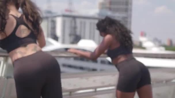 Dockland Londra Egzersiz Esneme Yapan Kadın Modeller Saniyede Kare Ile — Stok video