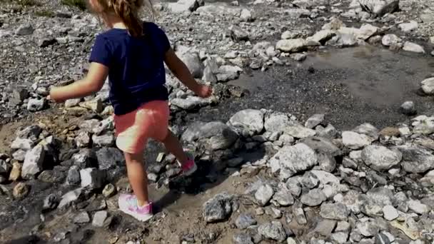 Nettes Kleines Mädchen Hat Spaß Beim Ausprobieren Des Wassers Eines — Stockvideo