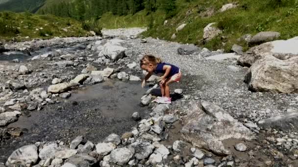 Linda Niña Divirtiéndose Probando Agua Río Montaña — Vídeo de stock