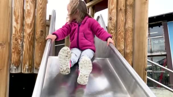 Menina Bonito Deslizando Para Baixo Slide Câmera Lenta Com Montanhas — Vídeo de Stock